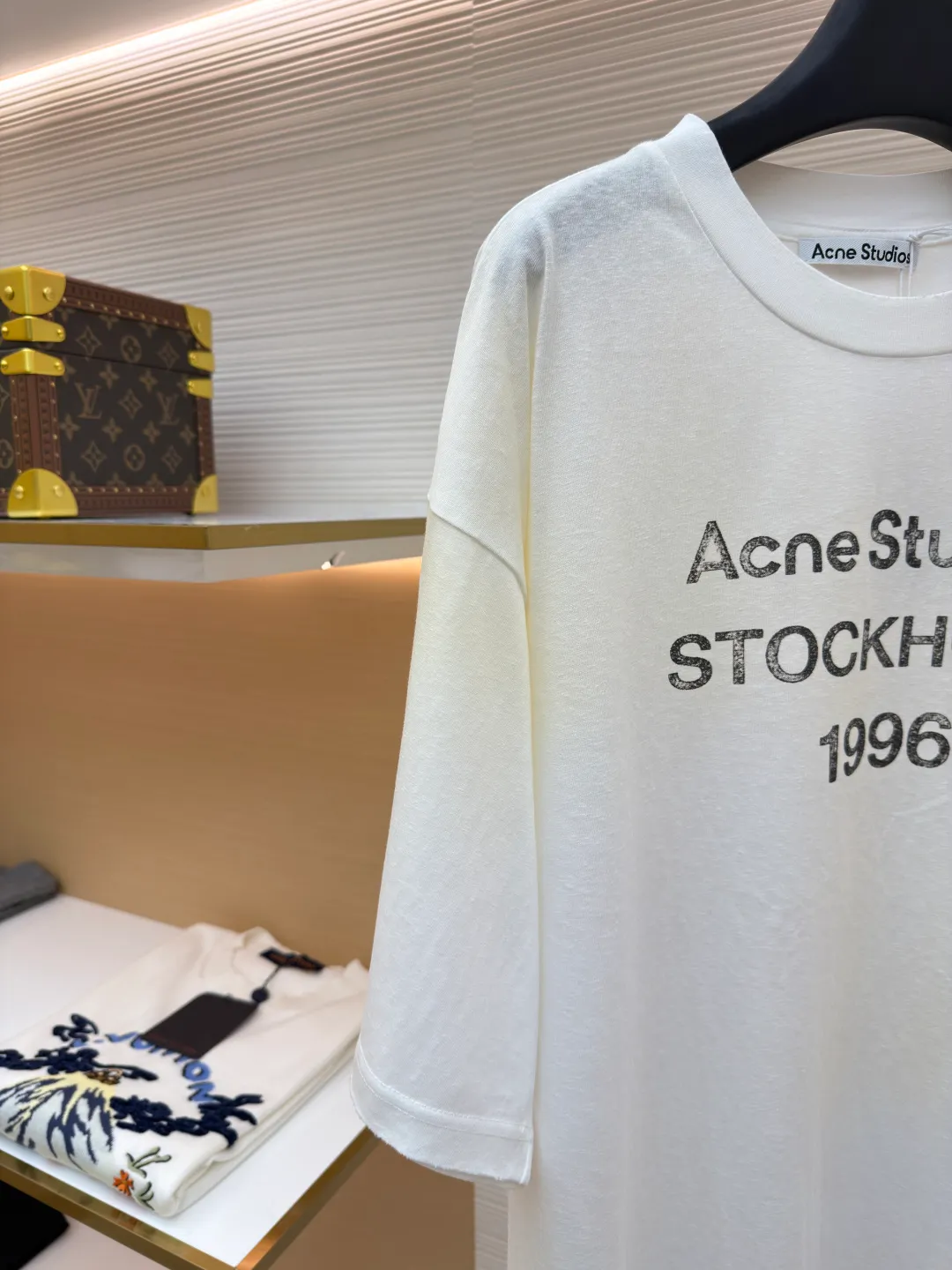 Acne Studios 1966 mud-dyed washed distressed short-sleeve ●Original version: 2800 purchased and developed ●Item number: 1682348-X95 ●Fabric: cloud velvet ski-like cotton fabric ●Technology: glue printing ●Color: white ●Version: fitted version ●Weight: about 225 grams ●Size: S-M-L-XL ●Description: Made of ultra-soft pure cotton fabric, garment-dyed, washed and distressed, the chest part has a dirty feel, and the lower part shows a gradient effect. The neckline is slightly frayed to better fit the overall tone. The overall line is straight and delicate, the fabric is comfortable and soft, and the color is consistent without color difference. It can be matched with the same style to create a fashionable look and control various occasions. Customized accessories, complete with three standards, the same style for men and women!
